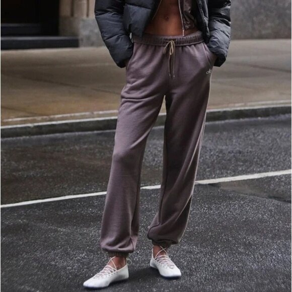 ALO Yoga Accolade Sweatpants in Raisinette - Picture 2 of 7